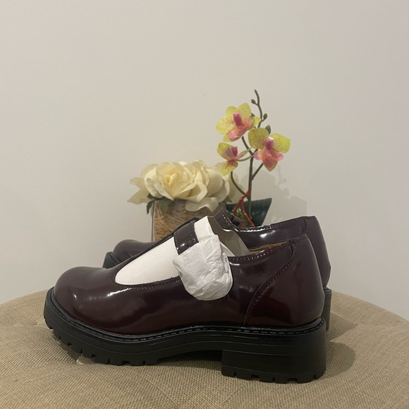 *New* Sam Edelman Burgundy and Gold T-Strap Kids Shoes - Picture 7 of 14
